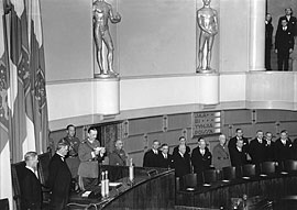 Eduskunnan säätämällä poikkeuslailla tasavallan presidentiksi valittu C.G.Mannerheim vannoi virkavalan Suomen eduskunnassa 4. elokuuta 1944.  Kuva: Puolustusvoimat